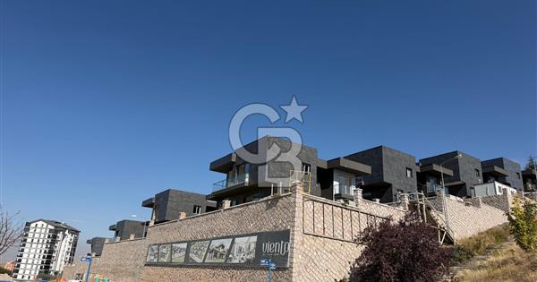 MODERN YAŞAMA UYGUN GENİŞ AYRICALIKLI SİTE İÇİNDE VİLLA - 376901
