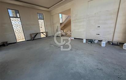 MODERN YAŞAMA UYGUN GENİŞ AYRICALIKLI SİTE İÇİNDE VİLLA