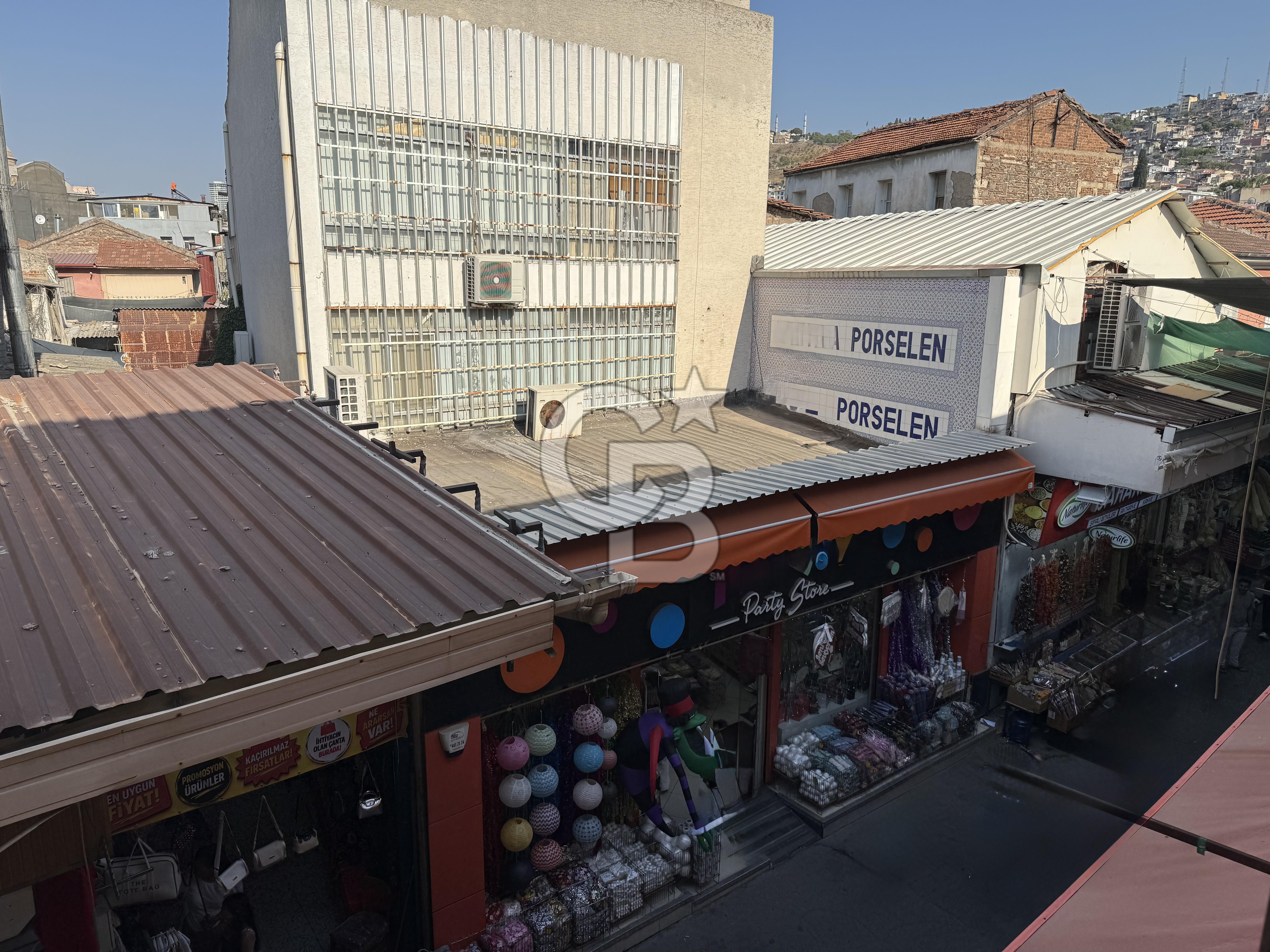 KEMERALTI'NDA 4 KATLI ASANSÖRLÜ,720 M² KAPALI ALANLI TİCARİ BİNA
