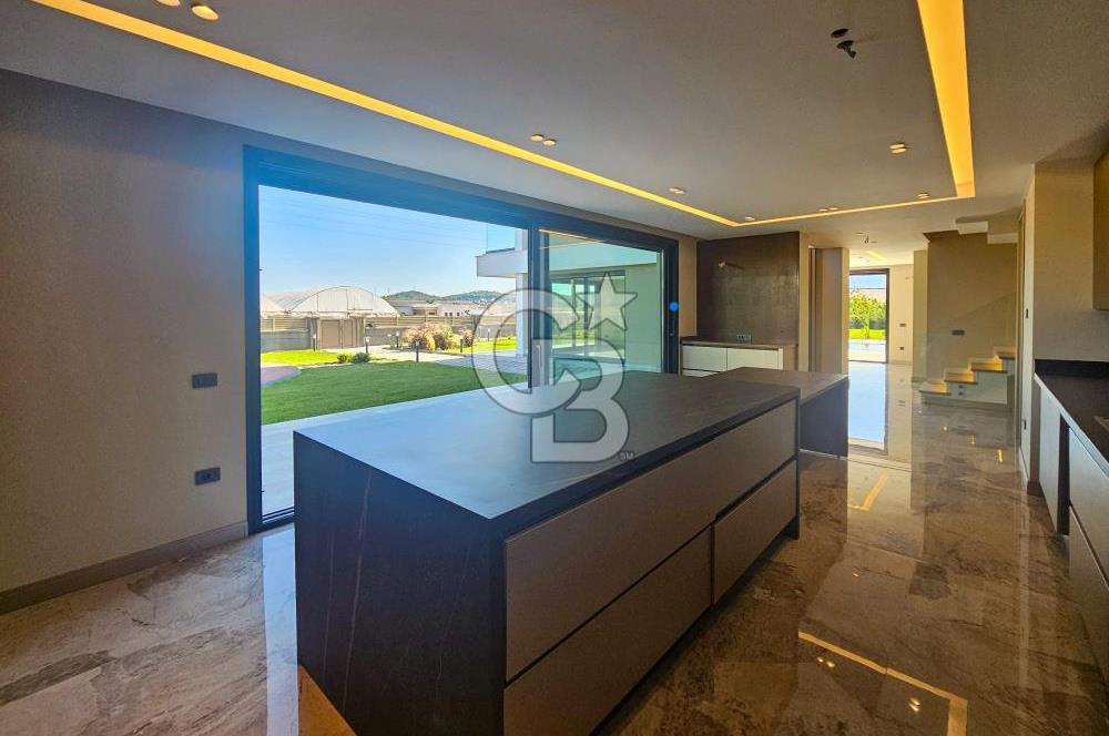 Urla Kuşçular 1.750 m² Arsa Payı İçinde Satılık 5+1 Lüks Villa