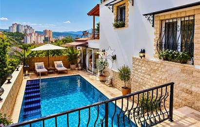 Coldwell Banker Güvencesiyle Merkezi Konumda Satılık 3+1 Villa