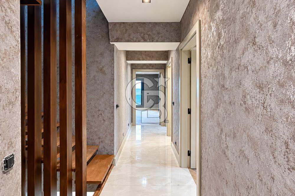 Urla'da Denize Sıfır Müstakil Havuzlu Villa