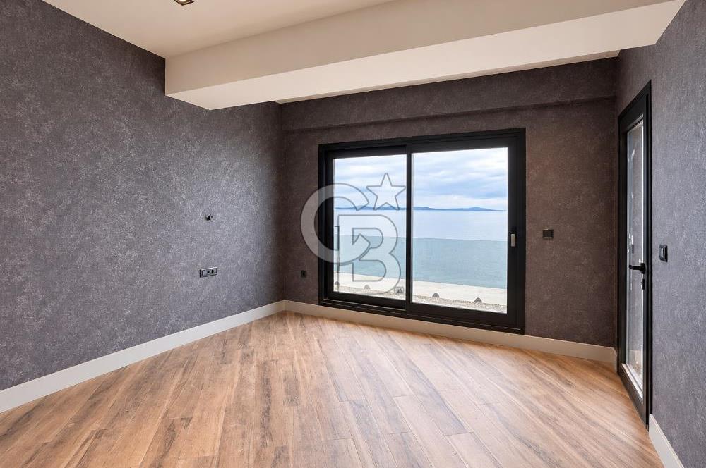 Urla'da Denize Sıfır Müstakil Havuzlu Villa