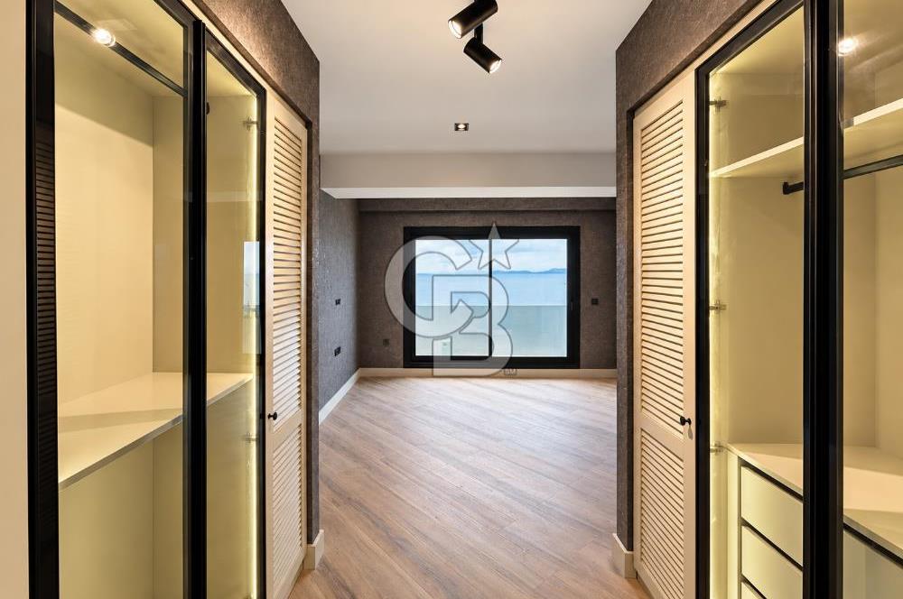 Urla'da Denize Sıfır Müstakil Havuzlu Villa