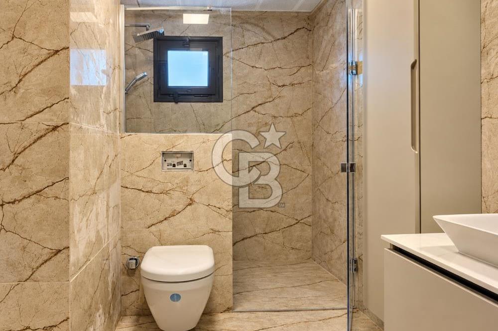 Urla'da Denize Sıfır Müstakil Havuzlu Villa
