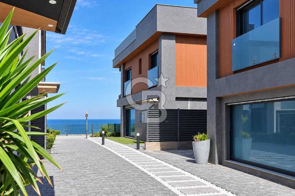Urla'da Denize Sıfır Müstakil Havuzlu Villa