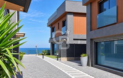 Urla'da Denize Sıfır Müstakil Havuzlu Villa