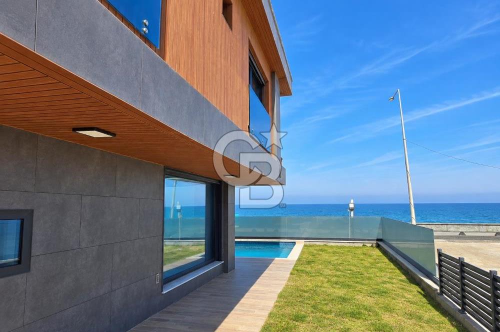 Urla'da Denize Sıfır Müstakil Havuzlu Villa