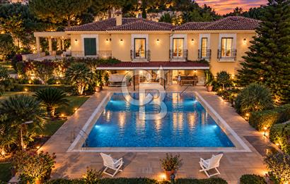 ÇEŞME FAHRETTİN PAŞA'DA 3.771 M² ARAZİDE, ÖZEL PEYZAJLI 6+1 VİLLA