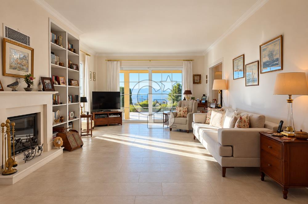 ÇEŞME FAHRETTİN PAŞA'DA 3.771 M² ARAZİDE, ÖZEL PEYZAJLI 6+1 VİLLA