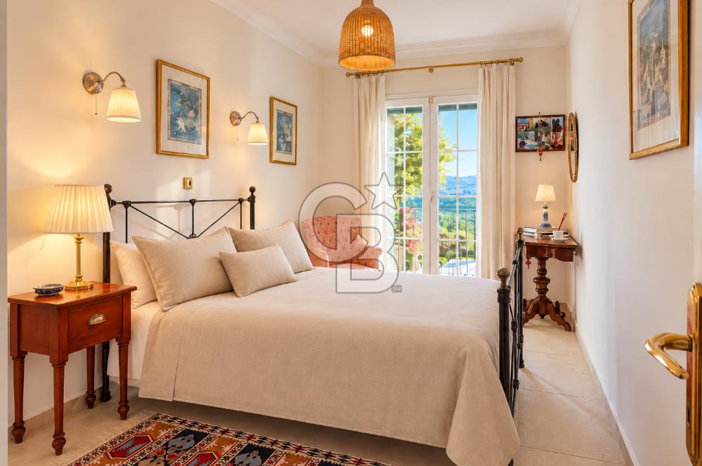 ÇEŞME FAHRETTİN PAŞA'DA 3.771 M² ARAZİDE, ÖZEL PEYZAJLI 6+1 VİLLA