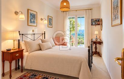 ÇEŞME FAHRETTİN PAŞA'DA 3.771 M² ARAZİDE, ÖZEL PEYZAJLI 6+1 VİLLA