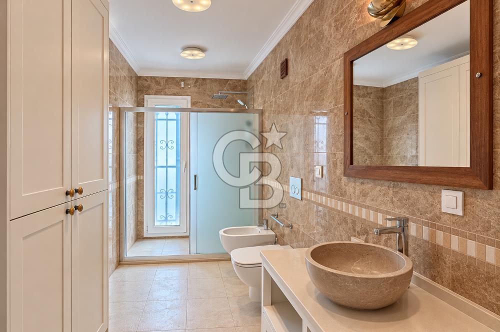 ÇEŞME FAHRETTİN PAŞA'DA 3.771 M² ARAZİDE, ÖZEL PEYZAJLI 6+1 VİLLA