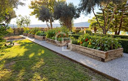 ÇEŞME FAHRETTİN PAŞA'DA 3.771 M² ARAZİDE, ÖZEL PEYZAJLI 6+1 VİLLA