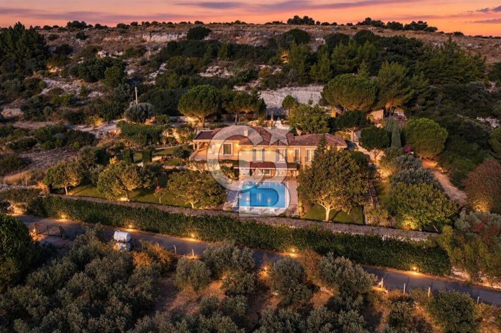 ÇEŞME FAHRETTİN PAŞA'DA 3.771 M² ARAZİDE, ÖZEL PEYZAJLI 6+1 VİLLA