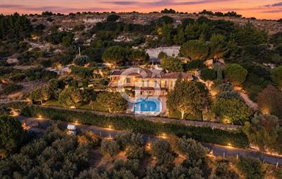 ÇEŞME FAHRETTİN PAŞA'DA 3.771 M² ARAZİDE, ÖZEL PEYZAJLI 6+1 VİLLA