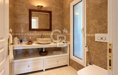 ÇEŞME FAHRETTİN PAŞA'DA 3.771 M² ARAZİDE, ÖZEL PEYZAJLI 6+1 VİLLA