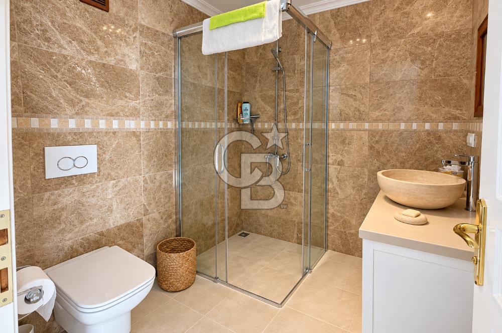 ÇEŞME FAHRETTİN PAŞA'DA 3.771 M² ARAZİDE, ÖZEL PEYZAJLI 6+1 VİLLA