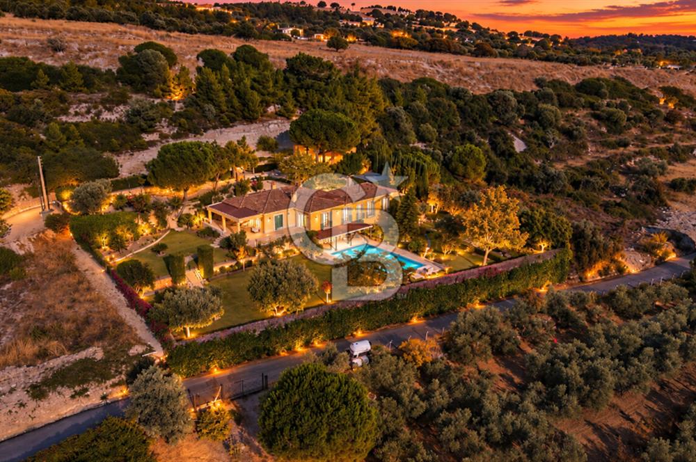 ÇEŞME FAHRETTİN PAŞA'DA 3.771 M² ARAZİDE, ÖZEL PEYZAJLI 6+1 VİLLA