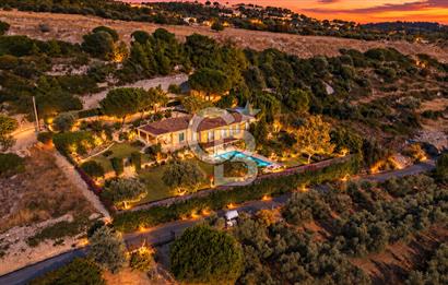 ÇEŞME FAHRETTİN PAŞA'DA 3.771 M² ARAZİDE, ÖZEL PEYZAJLI 6+1 VİLLA