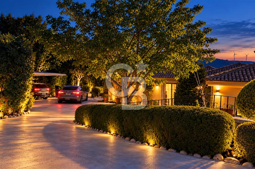 ÇEŞME FAHRETTİN PAŞA'DA 3.771 M² ARAZİDE, ÖZEL PEYZAJLI 6+1 VİLLA