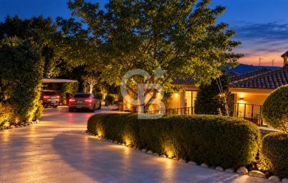 ÇEŞME FAHRETTİN PAŞA'DA 3.771 M² ARAZİDE, ÖZEL PEYZAJLI 6+1 VİLLA