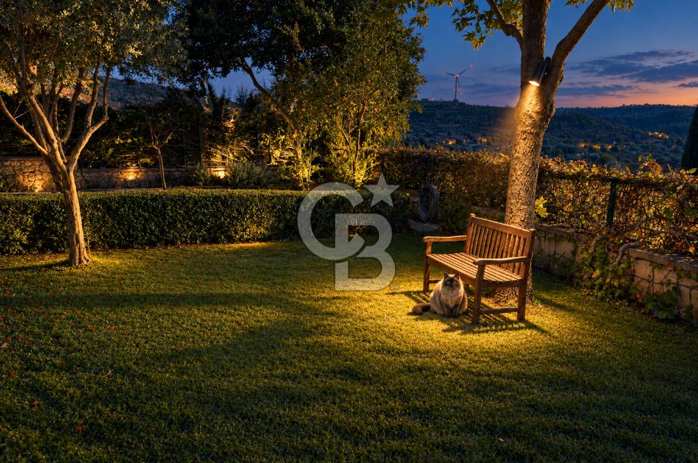 ÇEŞME FAHRETTİN PAŞA'DA 3.771 M² ARAZİDE, ÖZEL PEYZAJLI 6+1 VİLLA