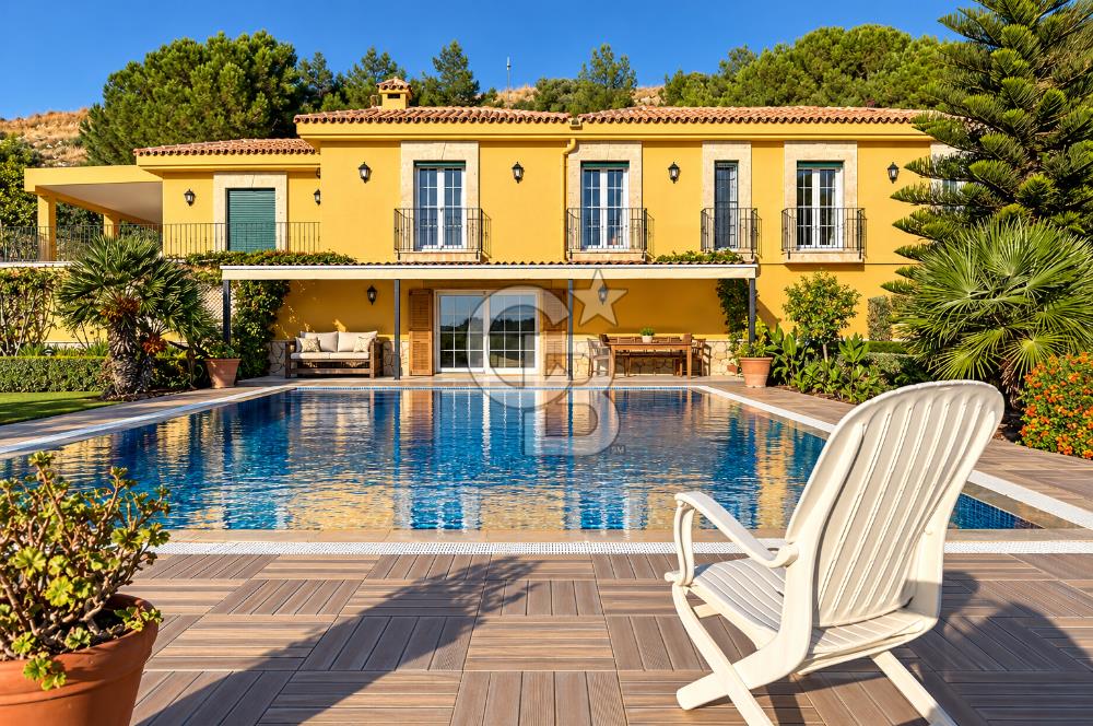 ÇEŞME FAHRETTİN PAŞA'DA 3.771 M² ARAZİDE, ÖZEL PEYZAJLI 6+1 VİLLA