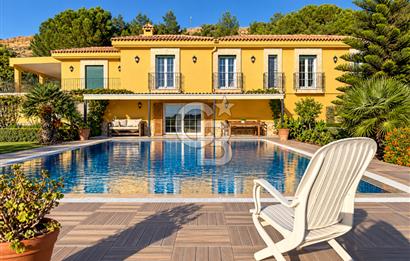 ÇEŞME FAHRETTİN PAŞA'DA 3.771 M² ARAZİDE, ÖZEL PEYZAJLI 6+1 VİLLA