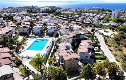 DENİZ MANZARALI HAVUZLU SİTE İÇİNDE SATILIK TRİPLEKS VİLLA