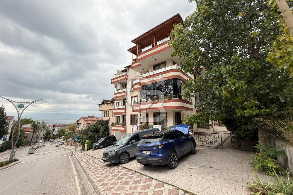 İZMİT KURUÇEŞMEDE SATILIK 2+1 ARA KAT DENİZ MANZARALI DAİRE