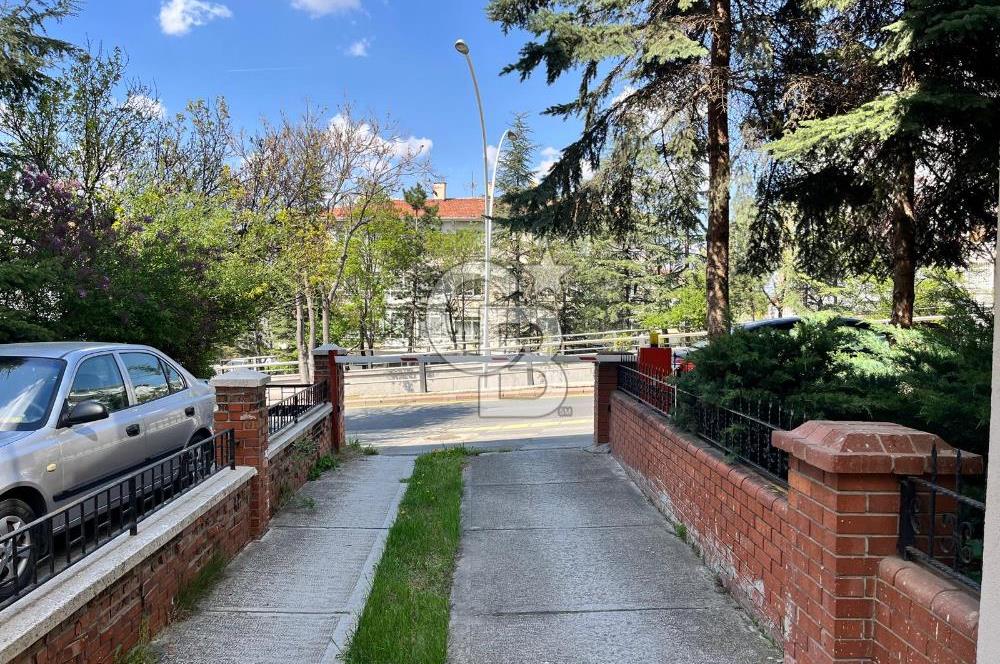 AYRANCI'DA MESNEVİ SOKAK'TA FERAH 3+1 OTOPARKLI SATILIK DAİRE