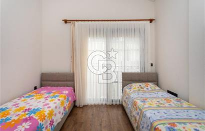  Foça Foçaköy’de Havuzlu Butik Site İçerisinde Vadi Manzaralı Satılık 2+2 Villa