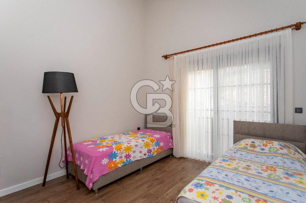 Foça Foçaköy’de Havuzlu Butik Site İçerisinde Vadi Manzaralı Satılık 2+2 Villa