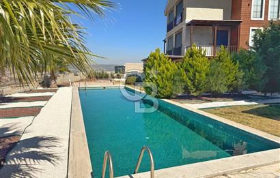  Foça Foçaköy’de Havuzlu Butik Site İçerisinde Vadi Manzaralı Satılık 2+2 Villa
