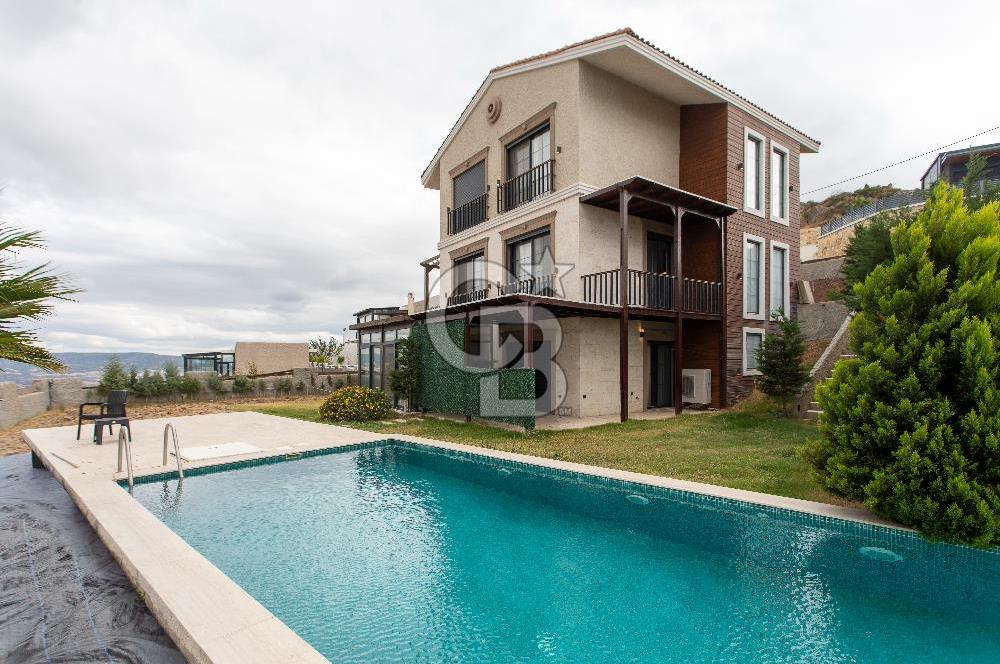  Foça Foçaköy’de Havuzlu Butik Site İçerisinde Vadi Manzaralı Satılık 2+2 Villa