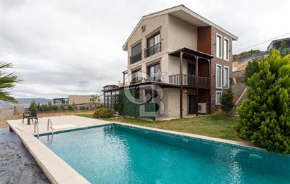  Foça Foçaköy’de Havuzlu Butik Site İçerisinde Vadi Manzaralı Satılık 2+2 Villa