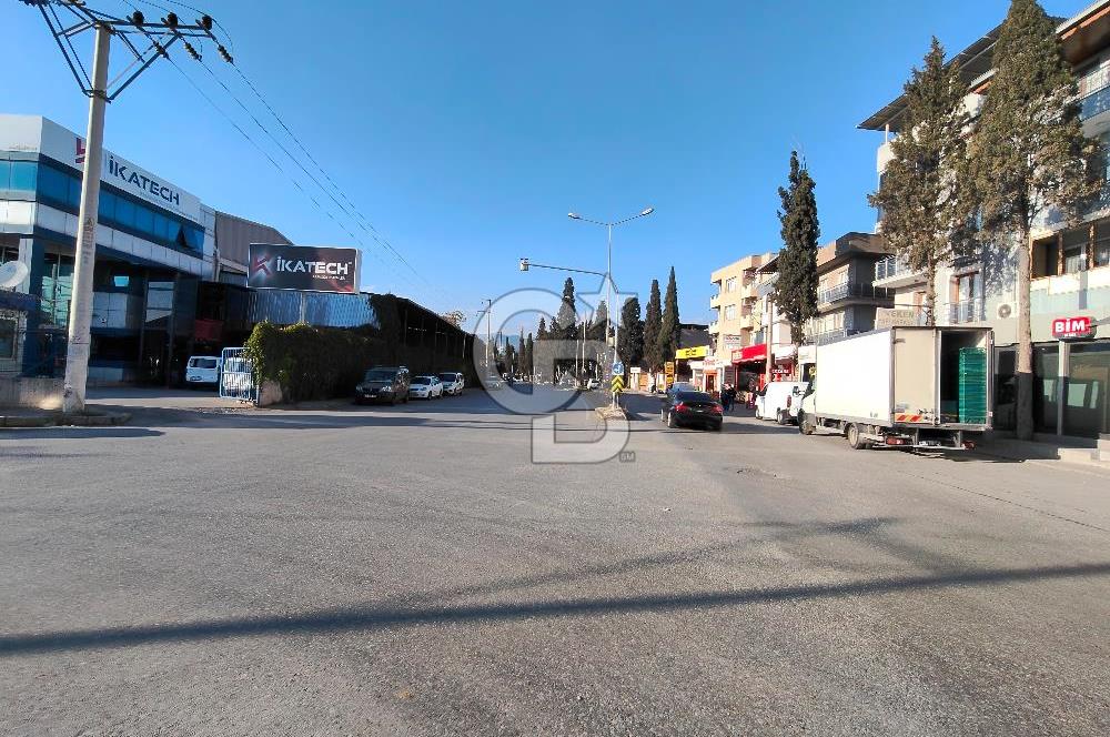 BORNOVA ÜMİT MAHALLESİ'NDE KİRALIK GENİŞ CADDE ÜSTÜ 3+1 DAİRE