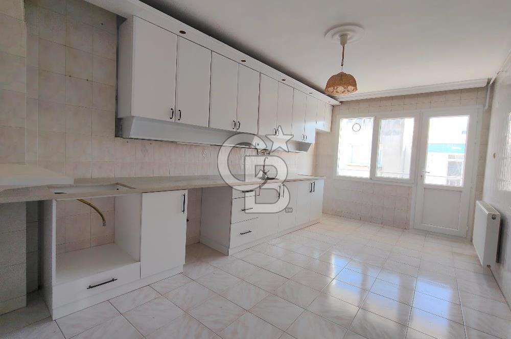 BORNOVA ÜMİT MAHALLESİ'NDE KİRALIK GENİŞ CADDE ÜSTÜ 3+1 DAİRE