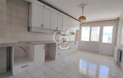 BORNOVA ÜMİT MAHALLESİ'NDE KİRALIK GENİŞ CADDE ÜSTÜ 3+1 DAİRE