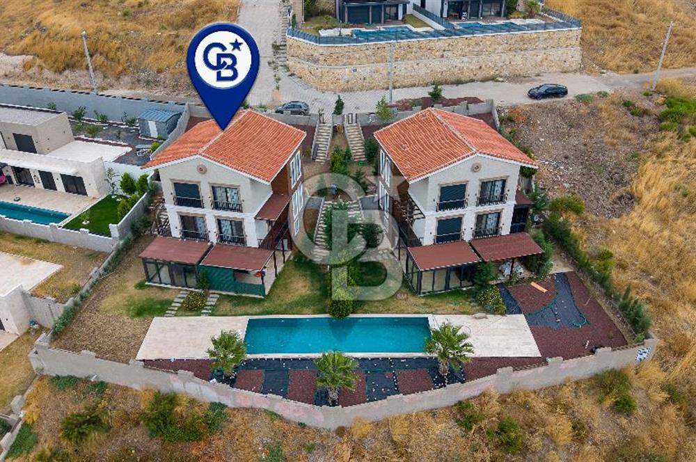  Foça Foçaköy’de Havuzlu Butik Site İçerisinde Vadi Manzaralı Satılık 2+2 Villa