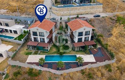 Foça Foçaköy’de Havuzlu Butik Site İçerisinde Vadi Manzaralı Satılık 2+2 Villa