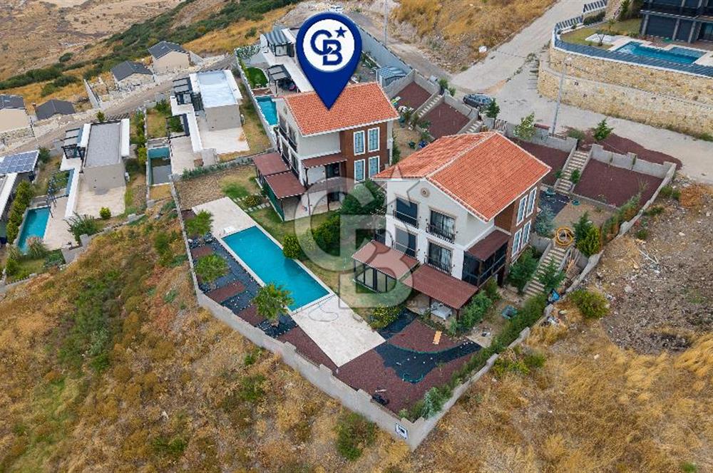  Foça Foçaköy’de Havuzlu Butik Site İçerisinde Vadi Manzaralı Satılık 2+2 Villa
