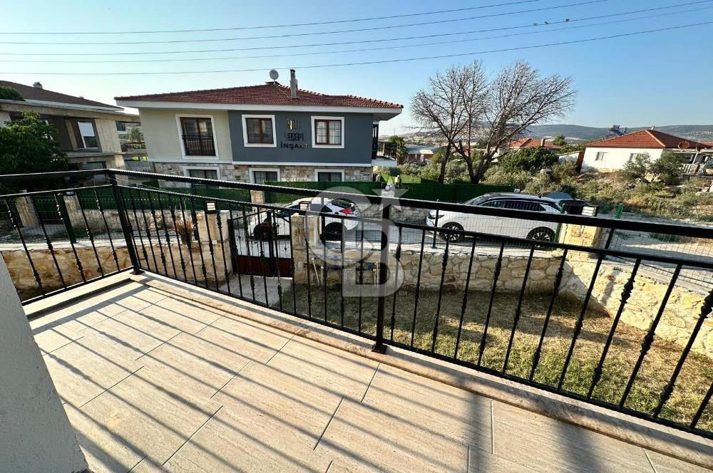 Foça Yenibağarası'nda Kiralık 2+1 Bahçe Katı Daire