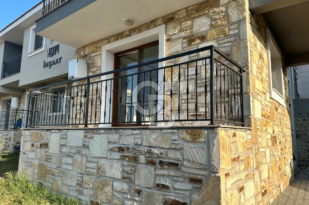 Foça Yenibağarası'nda Kiralık 2+1 Bahçe Katı Daire