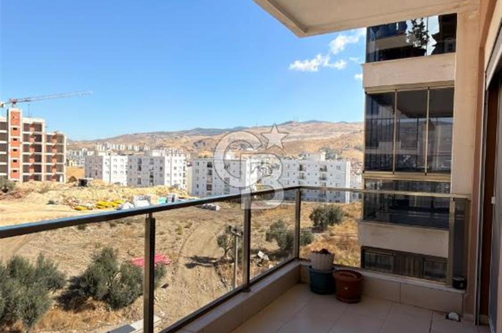 ÇİĞLİ HARMANDALI'NDA HAVUZLU SİTE İÇERİSİNDE FERAH VE KULLANIŞLI 2+1 DAİRE