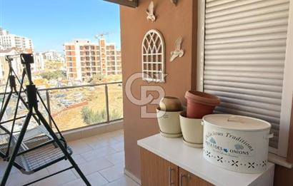 ÇİĞLİ HARMANDALI'NDA HAVUZLU SİTE İÇERİSİNDE FERAH VE KULLANIŞLI 2+1 DAİRE