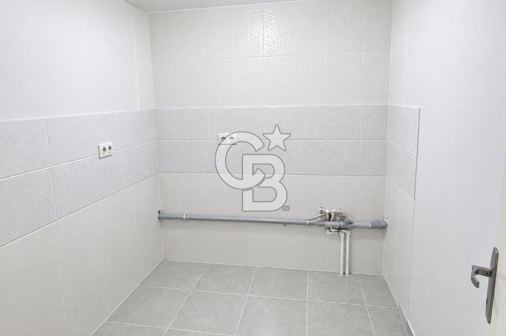 BÜYÜK SARAY MEYDANI CADDESİNDE TEMİZ BAKIMLI 200m2 DÜKKAN