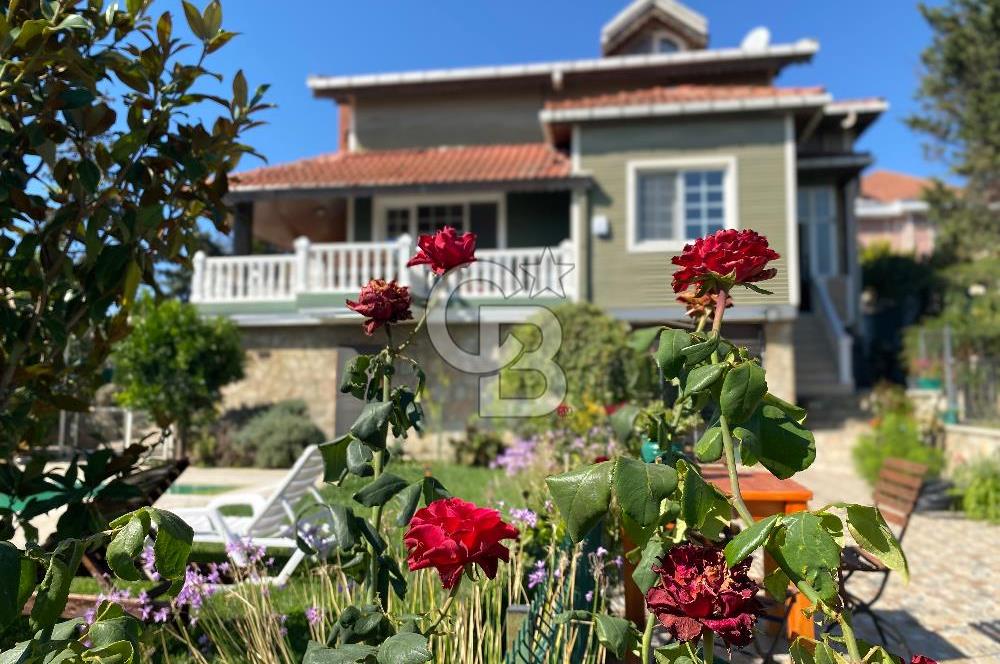 Büyükçekmecede Deniz Manzaralı Havuzlu Eşyalı Kiralık Villa