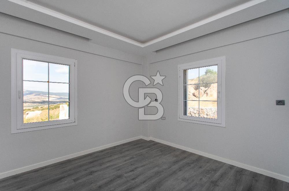 Foçaköy'de Satılık 5+1 Tam Müstakil Havuzlu Villa